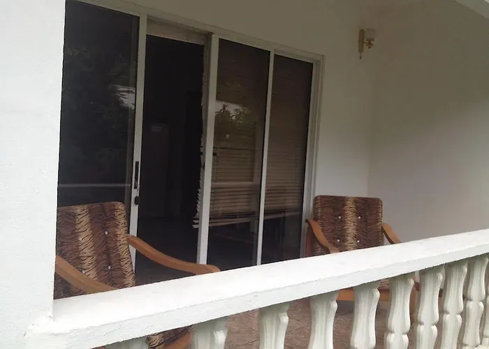 Marl Self Catering * Pointe La Rue